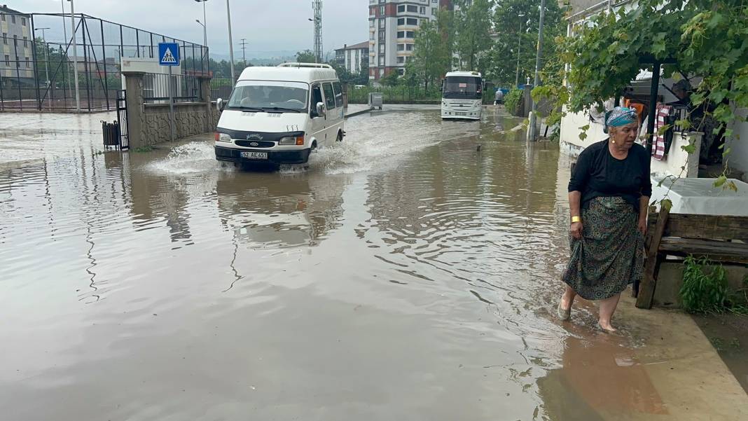 Fatsa’yı sağanak vurdu! Yollar göle döndü, iş yerleri ve araçlar sular altında kaldı 2